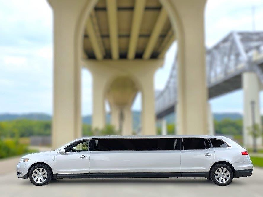 2019 Lincoln MKT photo 2