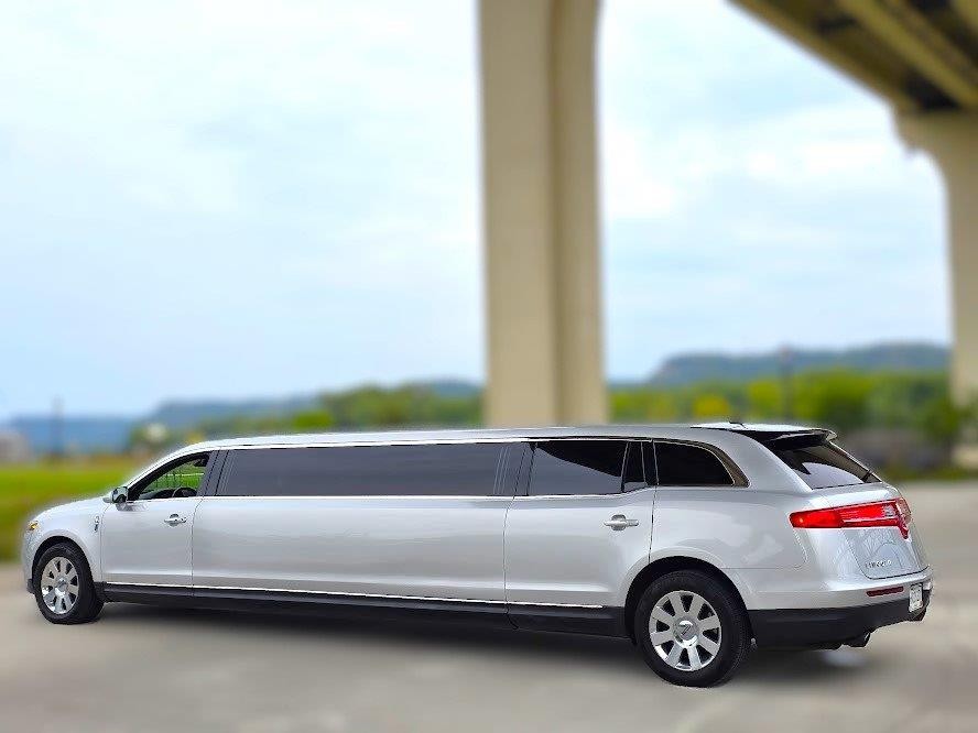 2019 Lincoln MKT photo 3