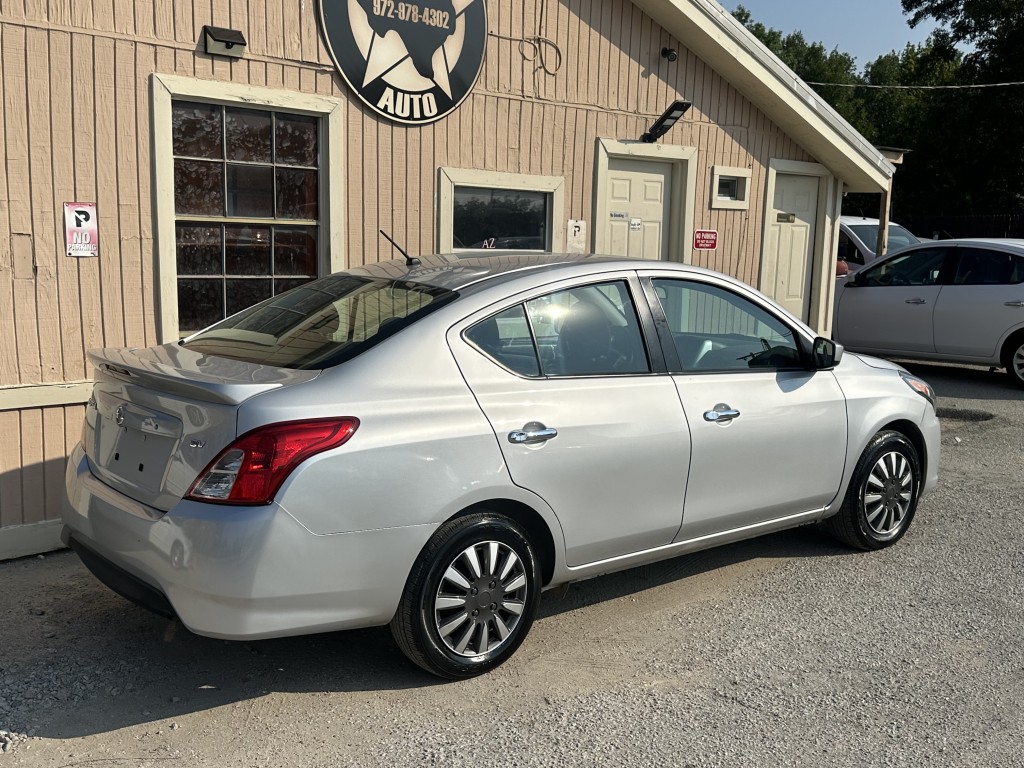 2016 Nissan Versa SV photo 5