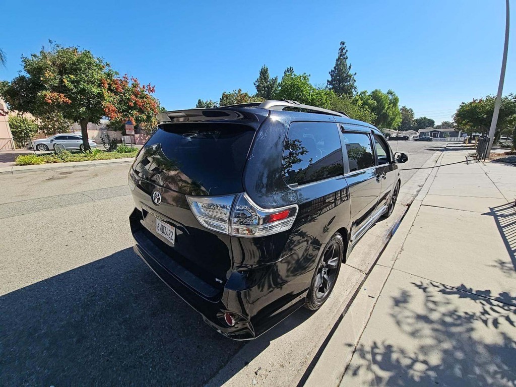 2012 Toyota Sienna photo 4