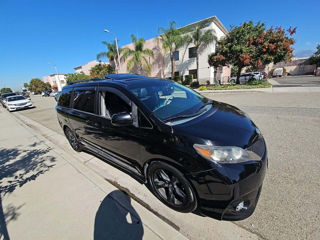 2012 Toyota Sienna photo 2