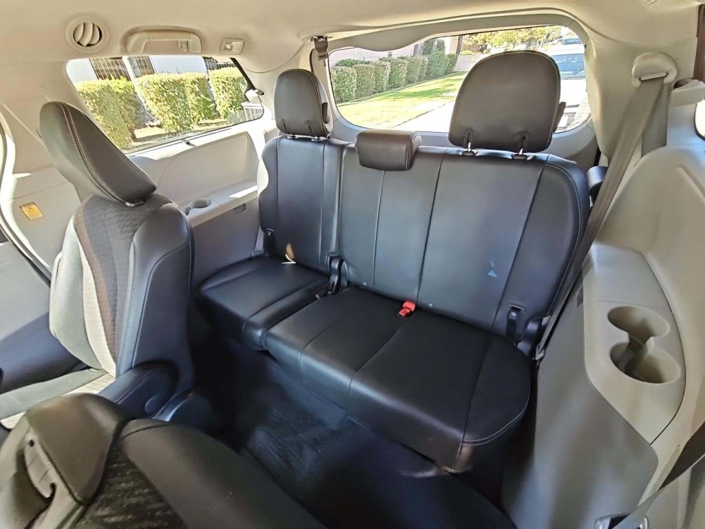 2012 Toyota Sienna photo 7