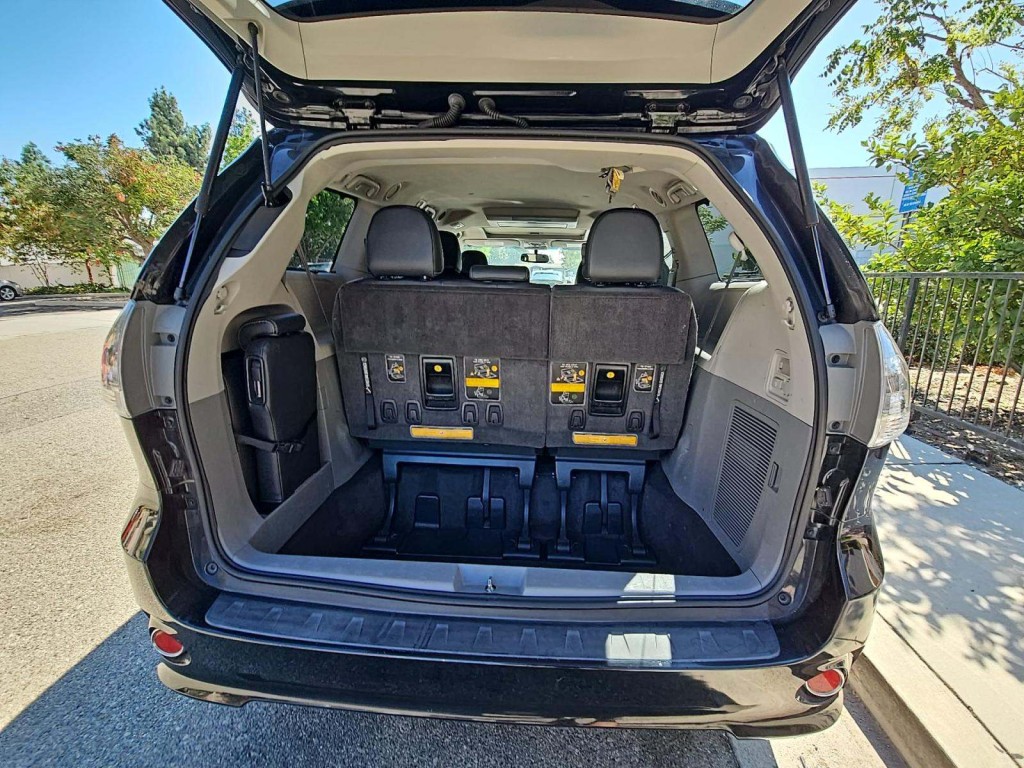 2012 Toyota Sienna photo 5