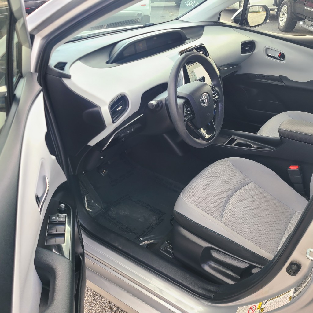 2020 Toyota Prius LE photo 5