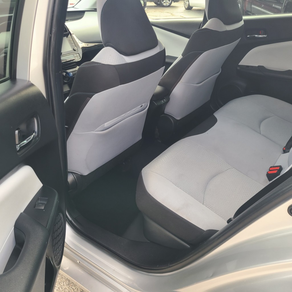2020 Toyota Prius LE photo 6