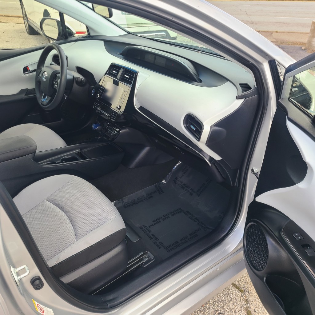 2020 Toyota Prius LE photo 7