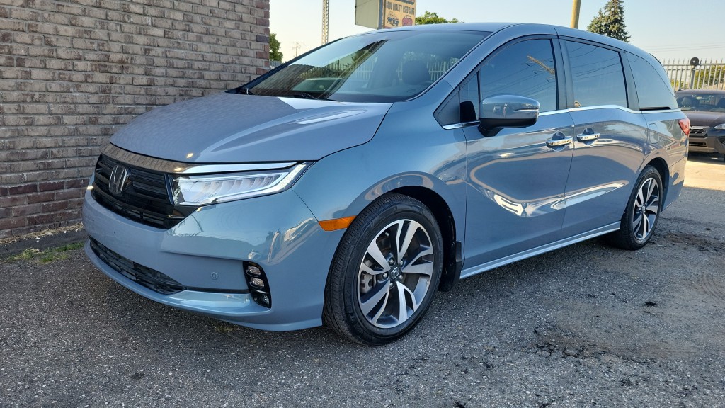2023 Honda Odyssey Touring photo 2