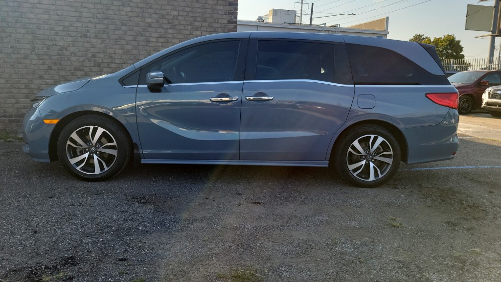 2023 Honda Odyssey Touring photo 3