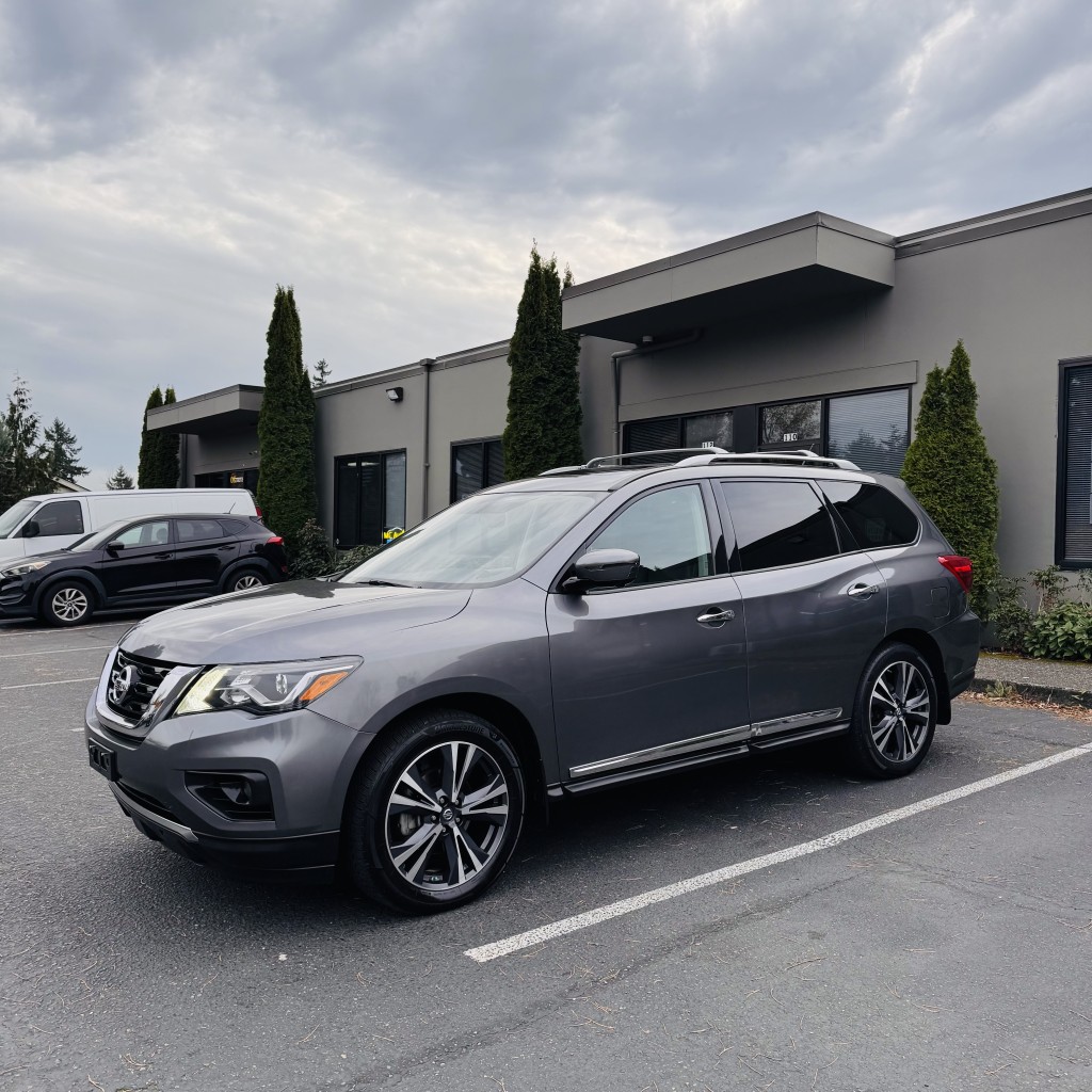 2017 Nissan Pathfinder Platinum's photo