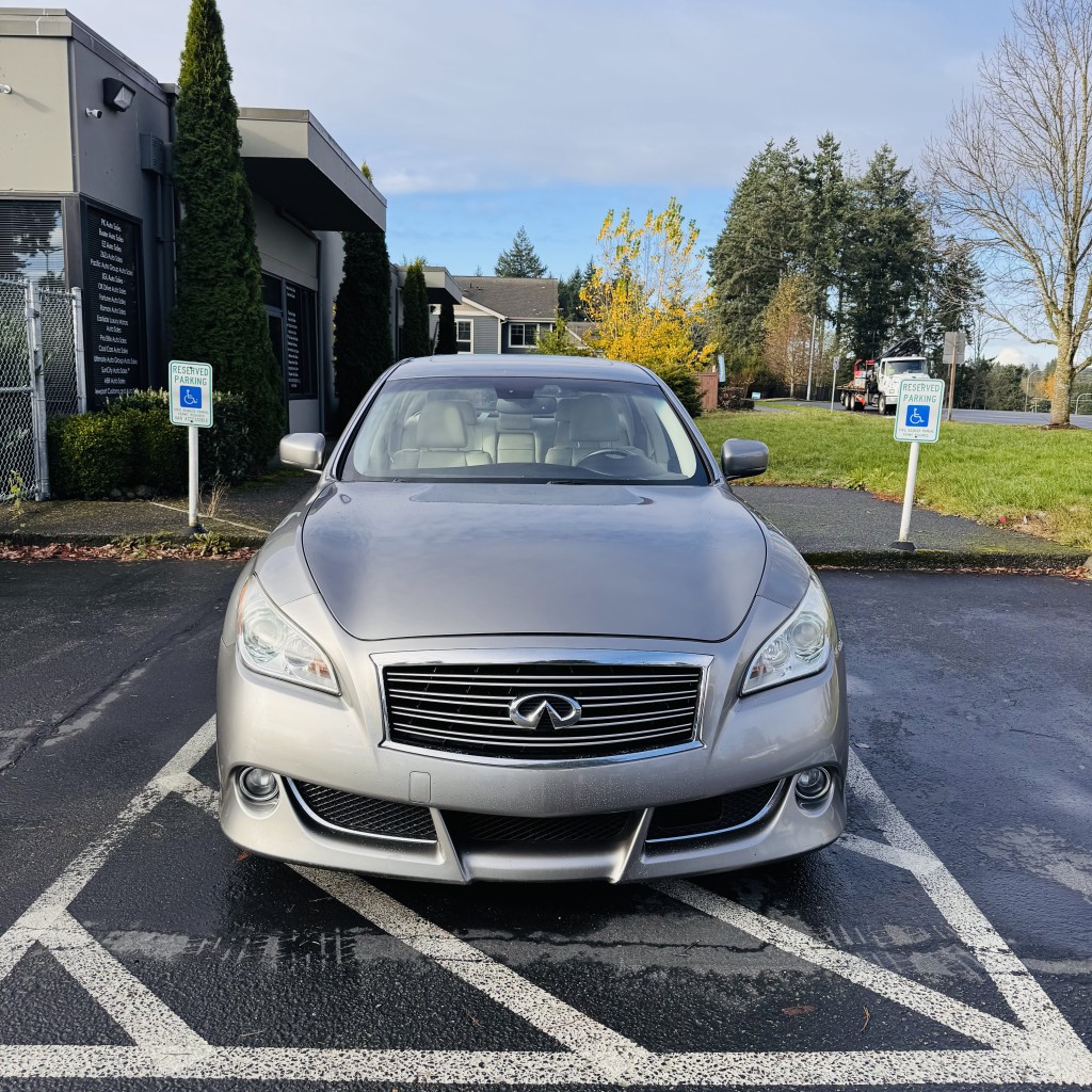 2011 INFINITI M 56's photo