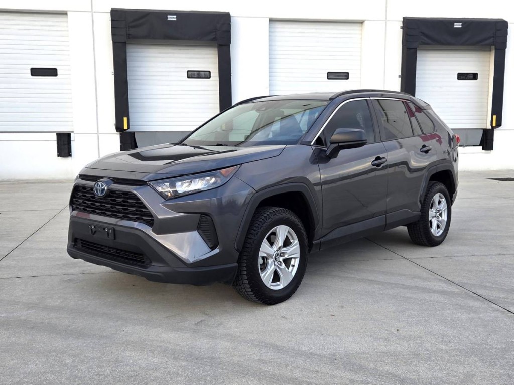 2021 Toyota RAV4 LE's photo