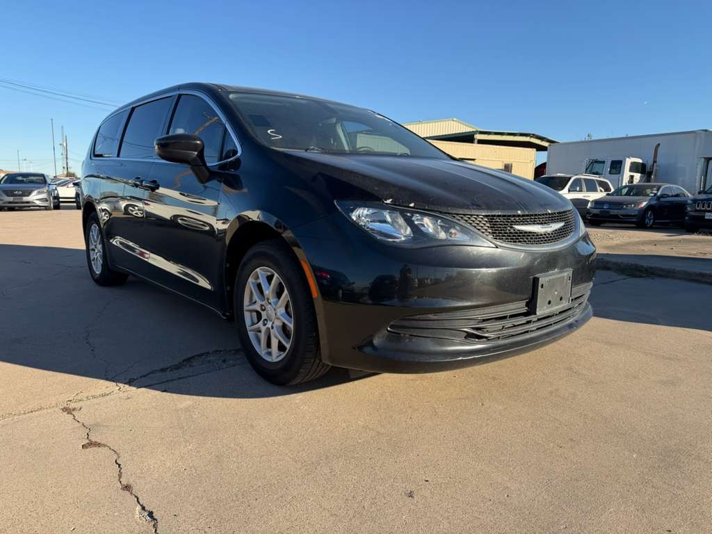 2017 Chrysler Pacifica Touring's photo