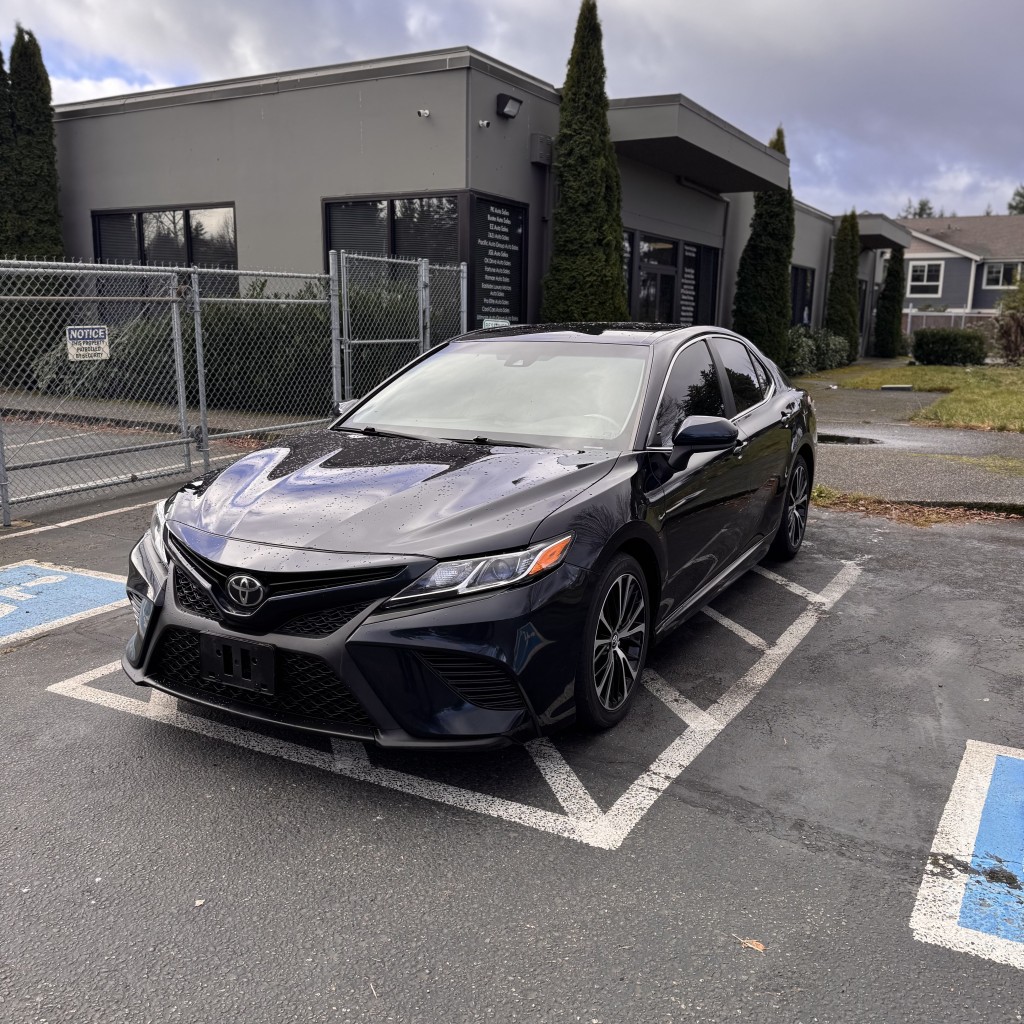 2020 Toyota Camry SE's photo