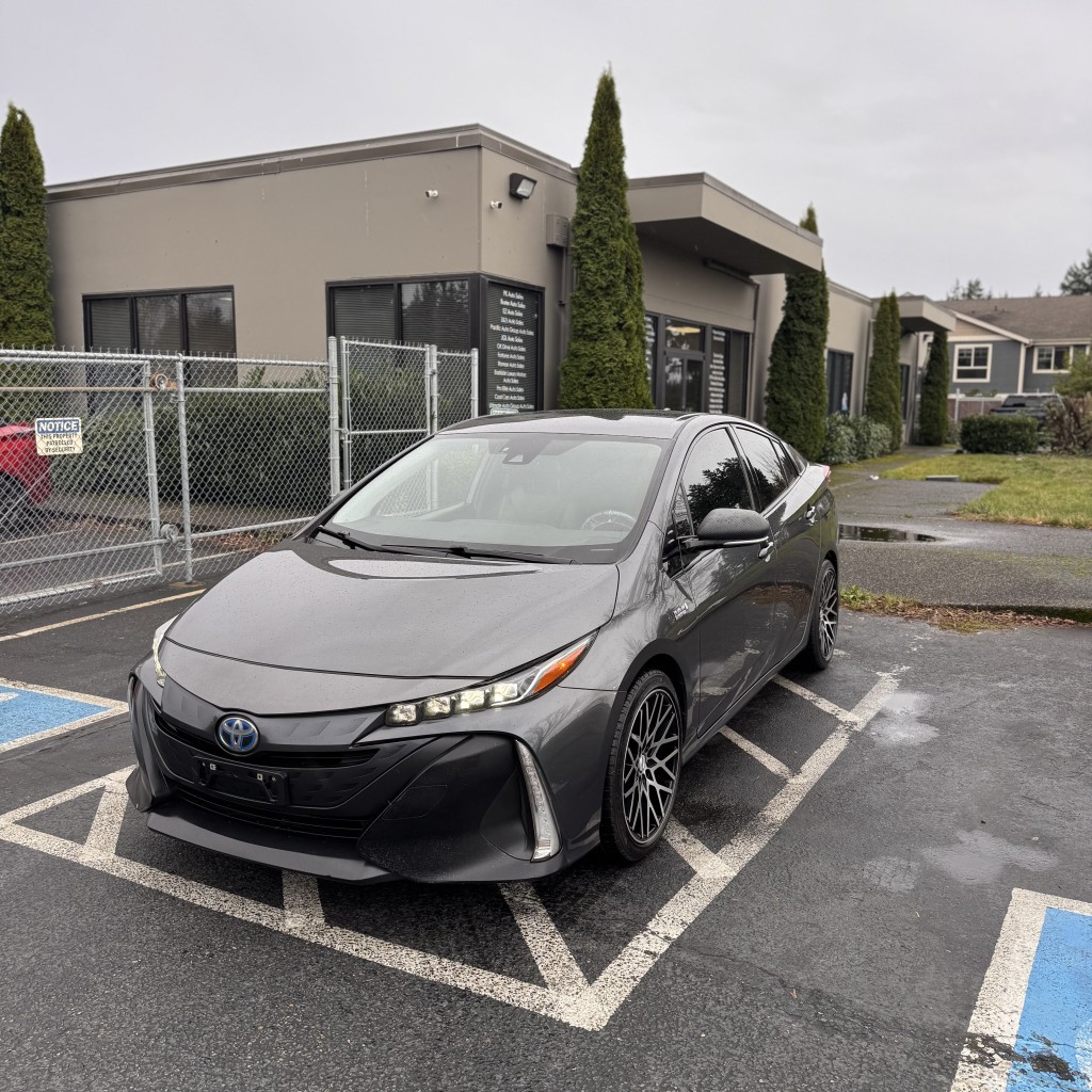 2017 Toyota Prius Prime Premium's photo