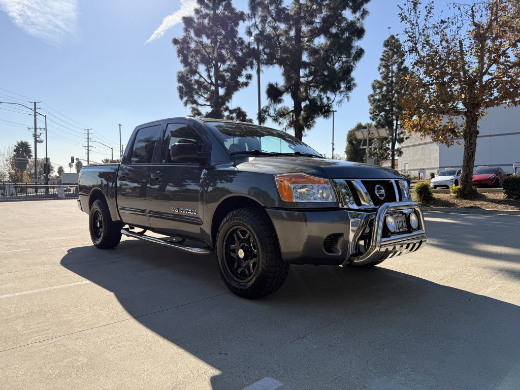 2012 Nissan Titan SV's photo