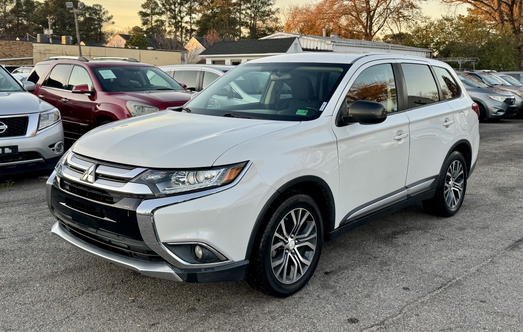 2016 Mitsubishi Outlander ES's photo