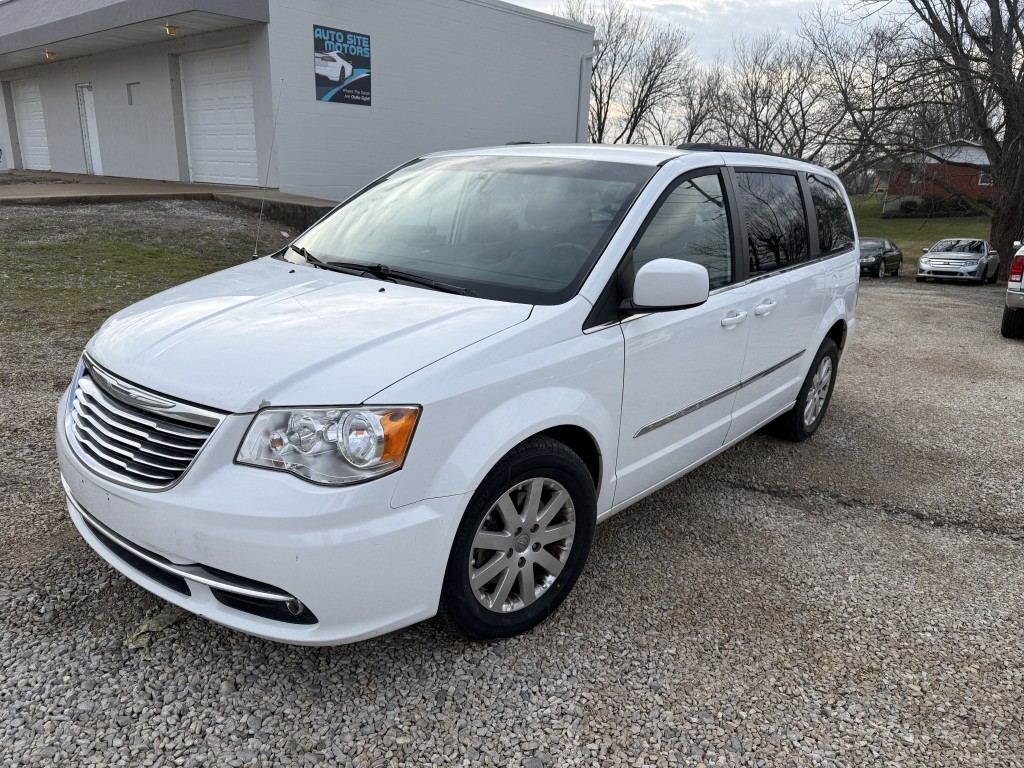 2014 Chrysler Town & Country Touring's photo