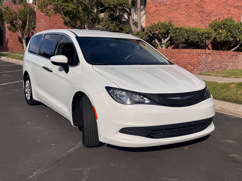 2018 Chrysler Pacifica L's photo