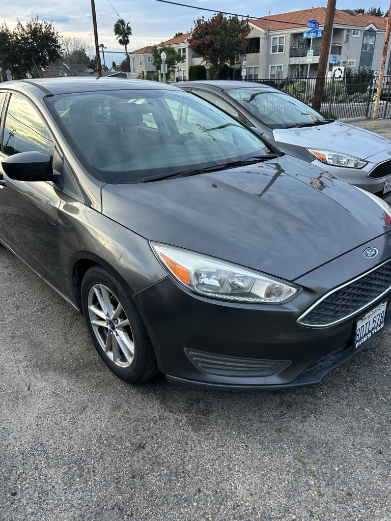 2018 Ford Focus SE's photo