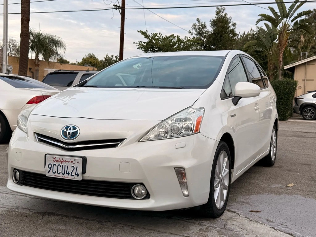 2014 Toyota Prius Base's photo